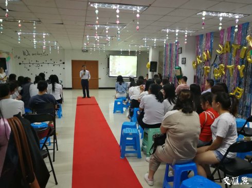 〖交汇点〗暖心,allwincity万象城官方网站老师用“最后一课”欢送毕业生